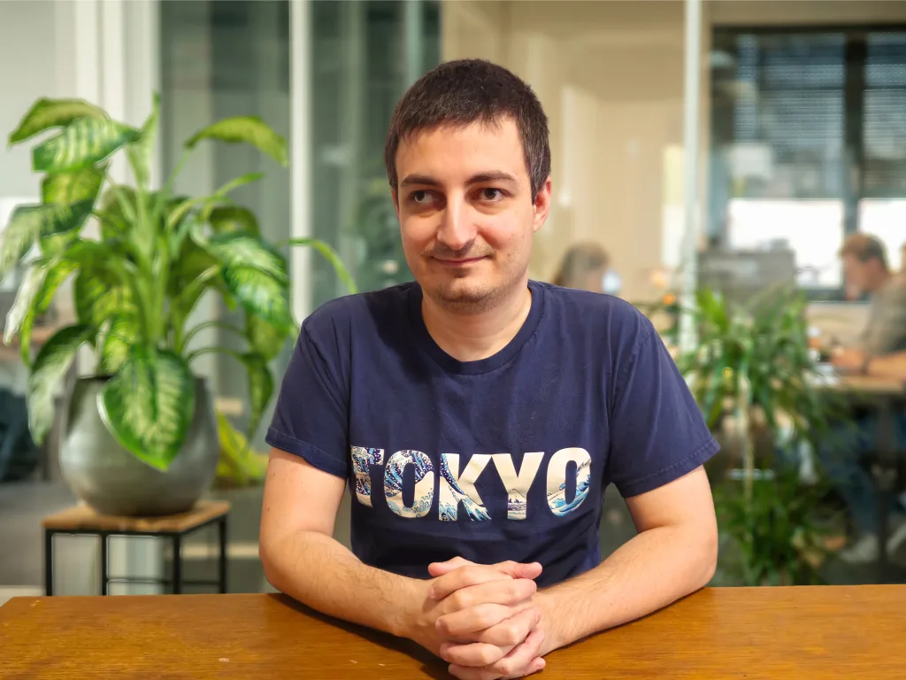 Homme en t-shirt Tokyo assis dans un bureau
